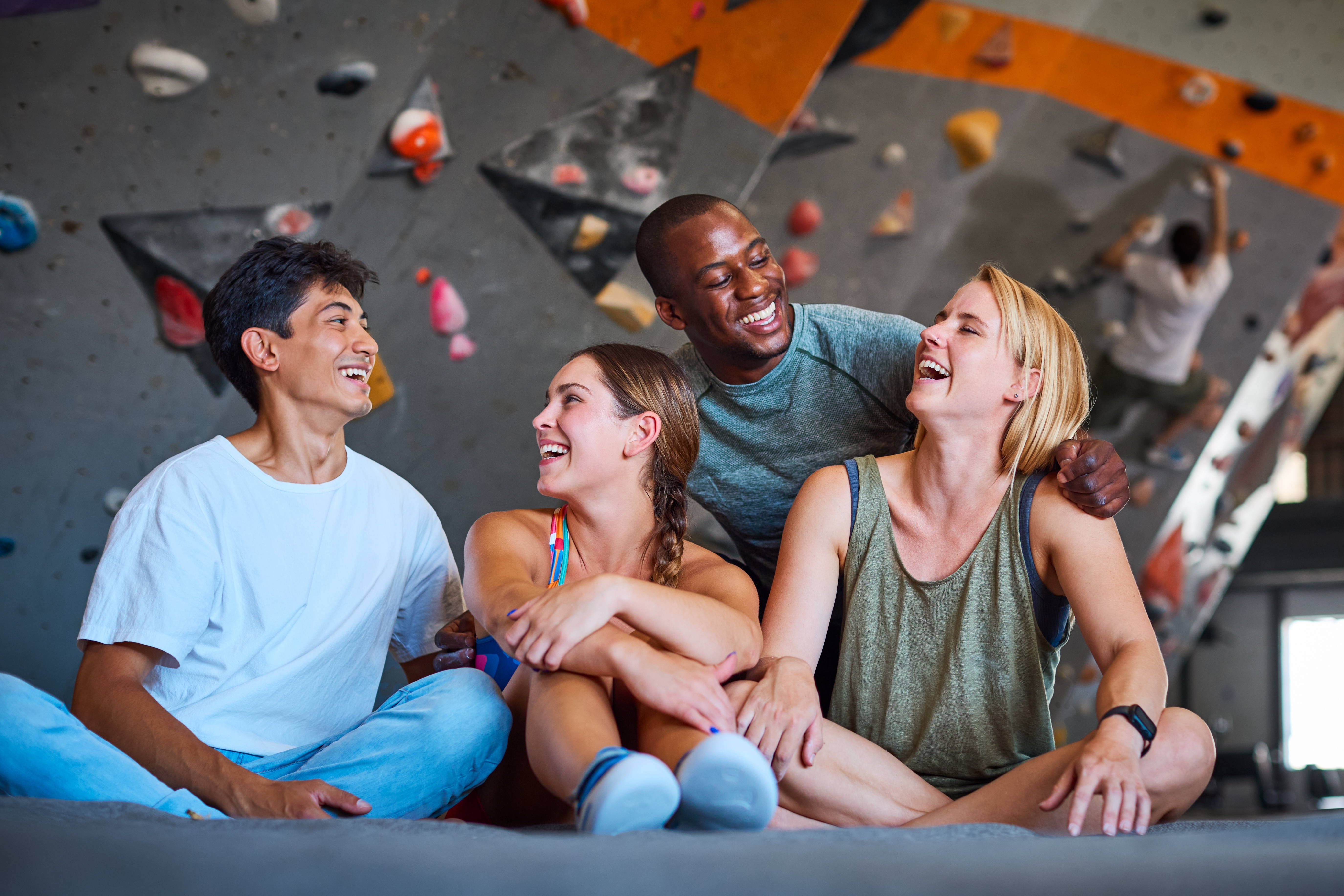 ボルダリングを楽しむ男女