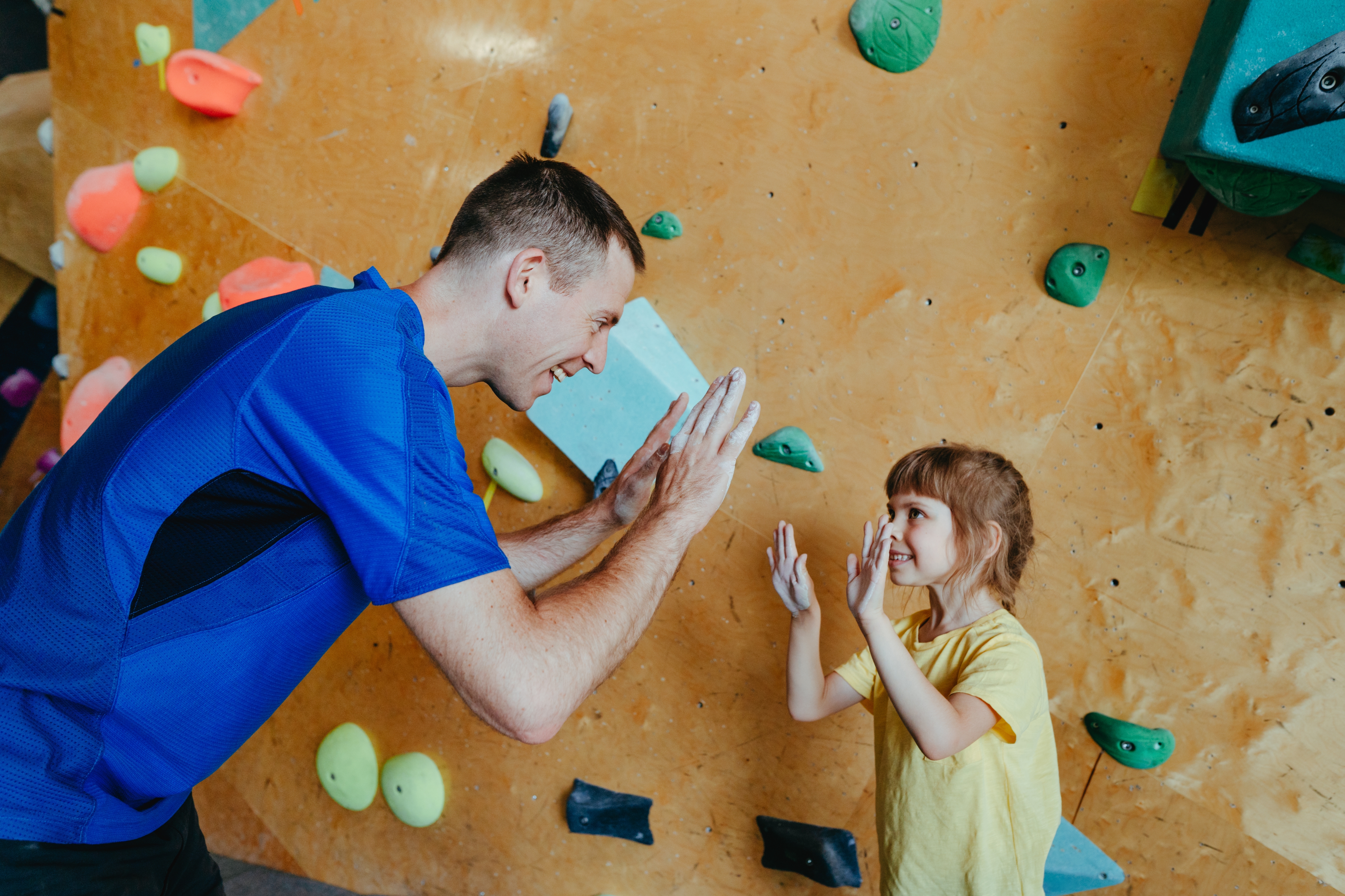 ハイタッチする親子