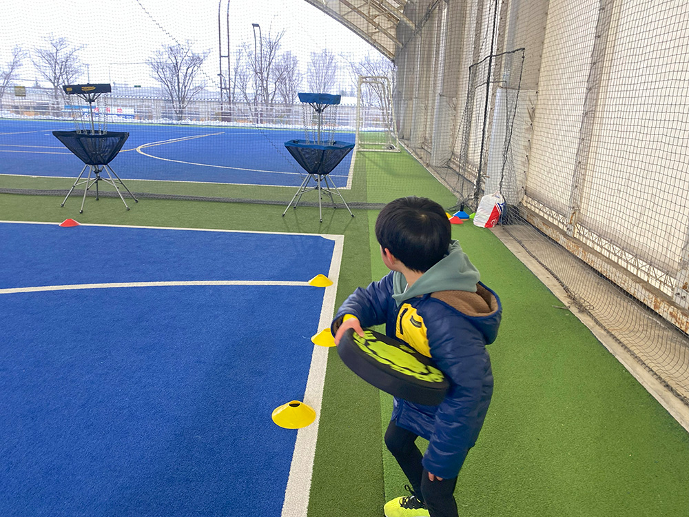 フライングディスクを投げる子供