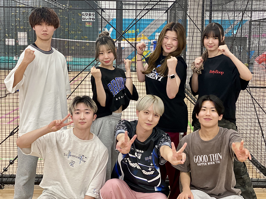 ダンスを教えてくれる学生の皆さん