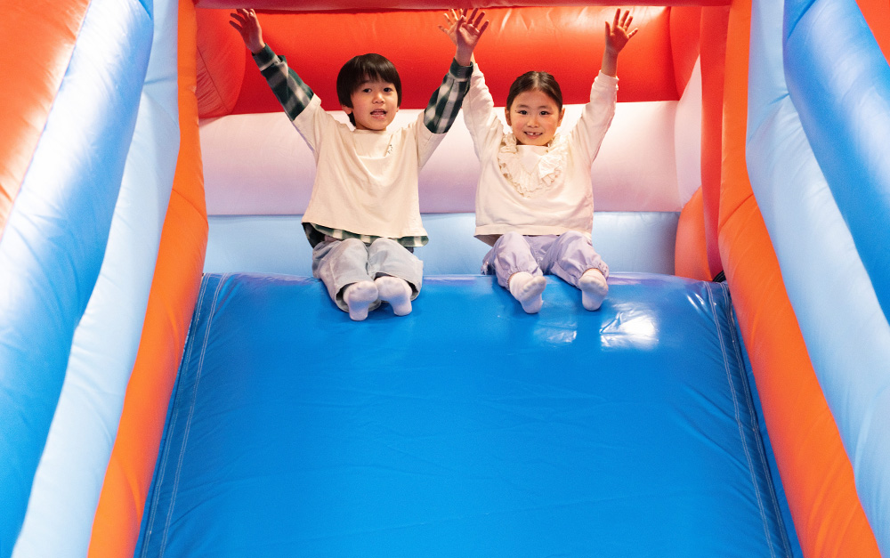 ふわぴょんアクティブで遊ぶ子供