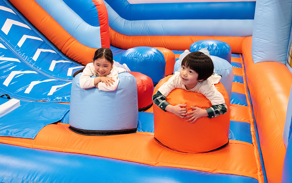 ふわぴょんアクティブで遊ぶ子供