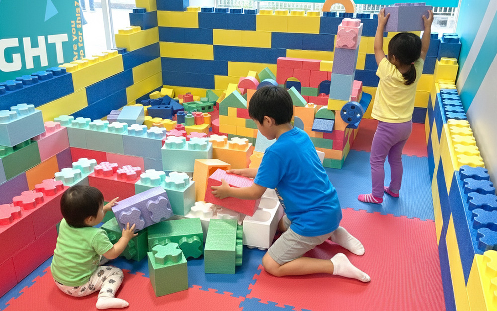 ブロックで遊ぶ子供イメージ