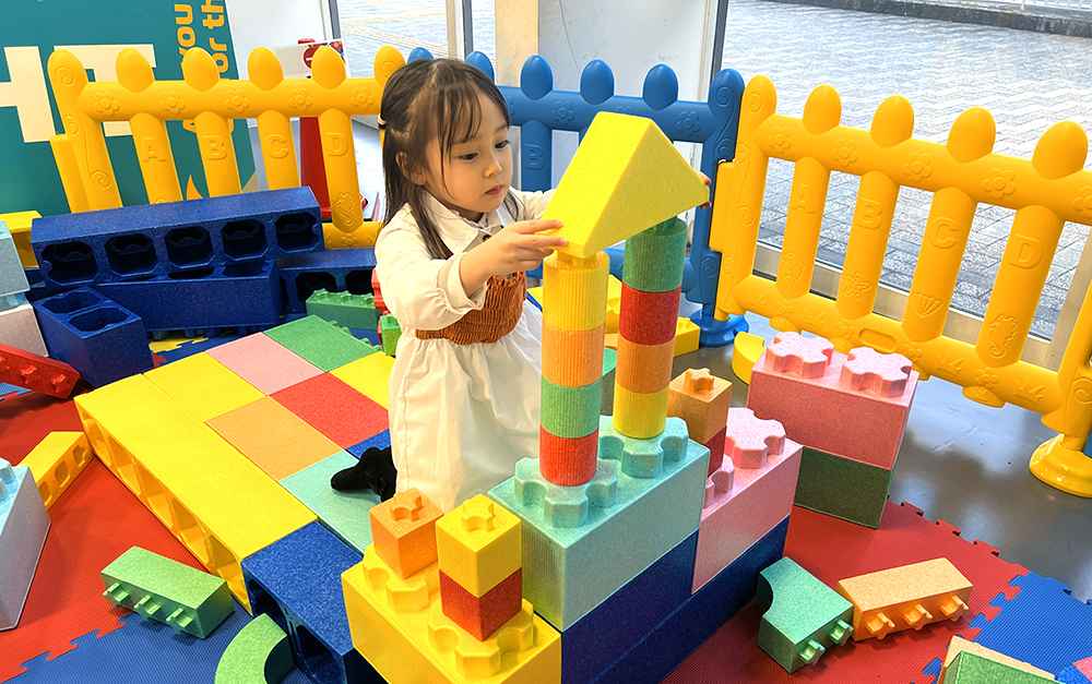 ブロックで遊ぶ子供イメージ