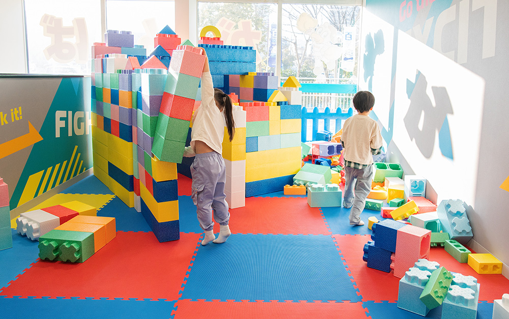 ブロックで遊ぶ子供イメージ