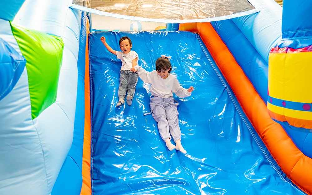 滑り台を滑る子供