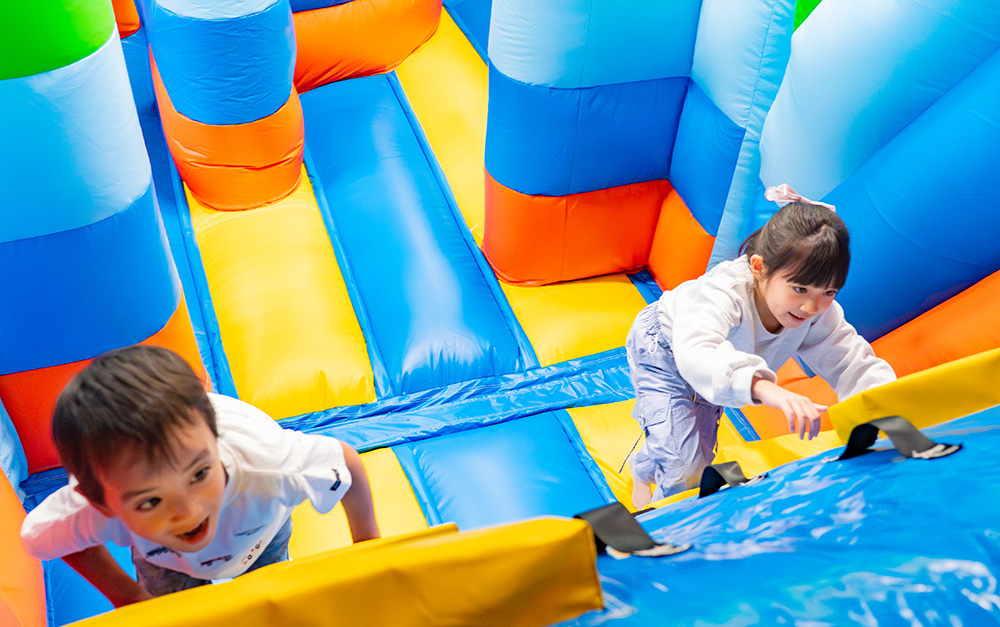 滑り台をのぼる子供