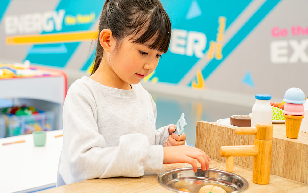 お料理道具で遊ぶ女の子