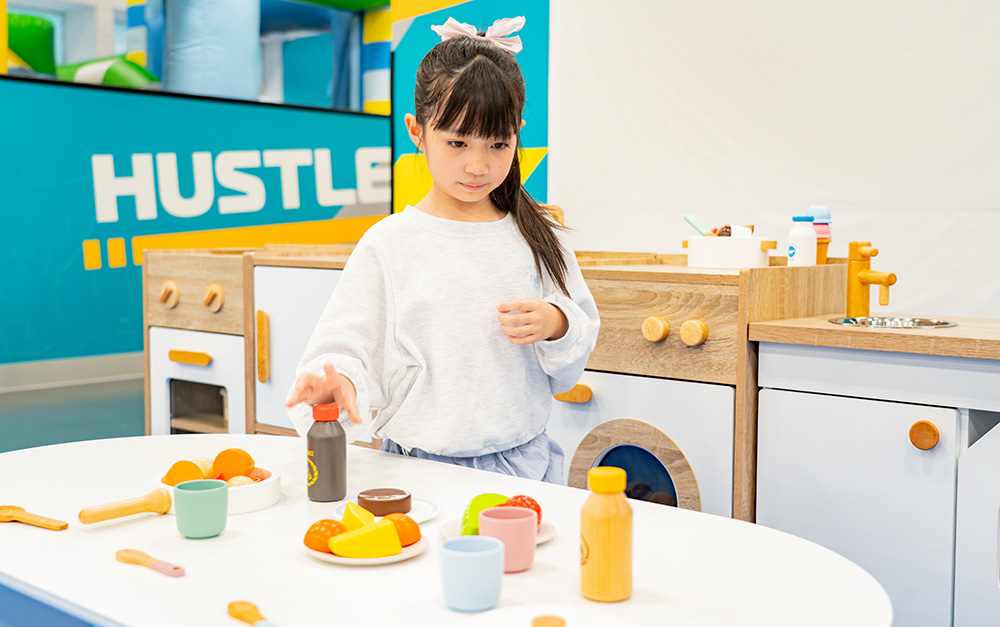 お料理道具で遊ぶ女の子