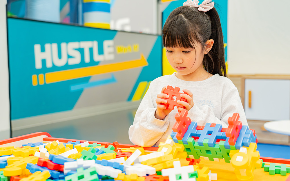 ブロックで遊ぶ女の子