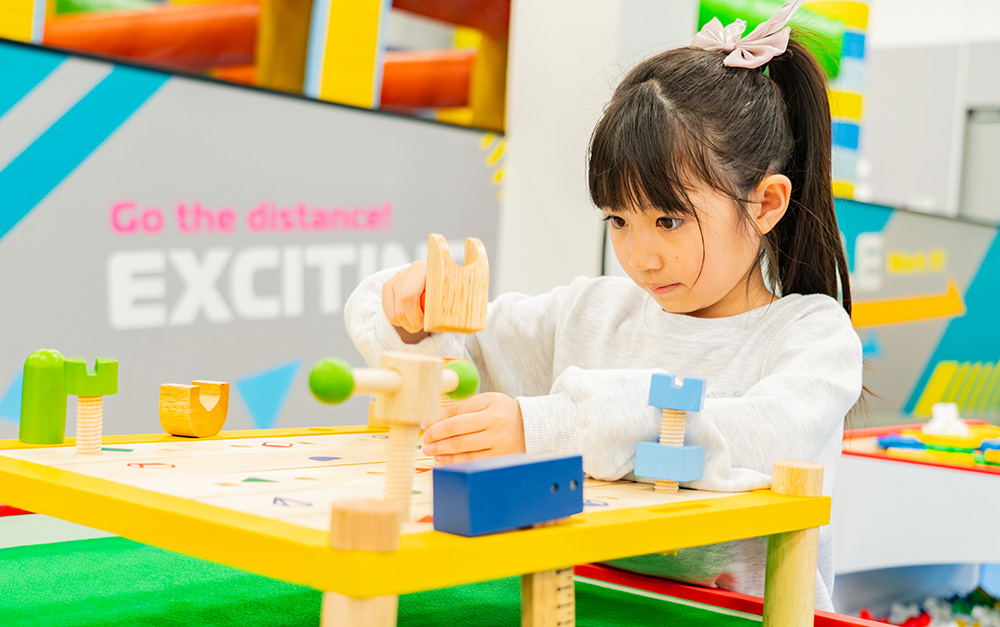 トンカチを持つ女の子