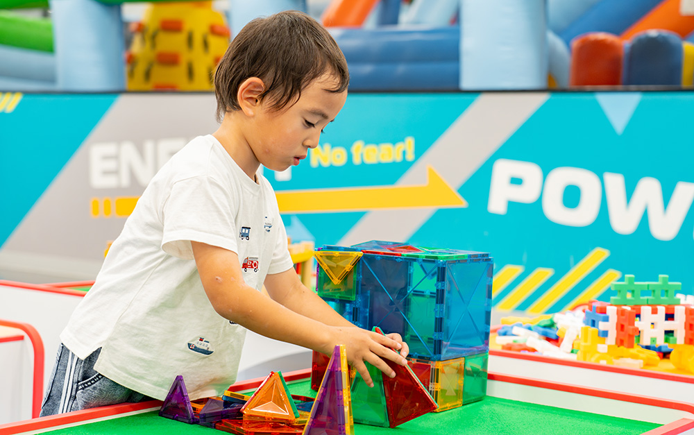 パズルで遊ぶ男の子