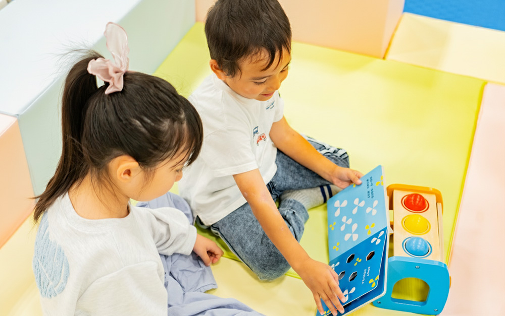 絵本を読む姉弟