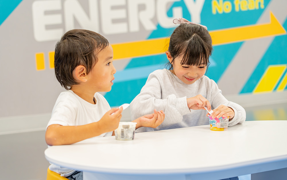 アイスクリームを食べる姉弟