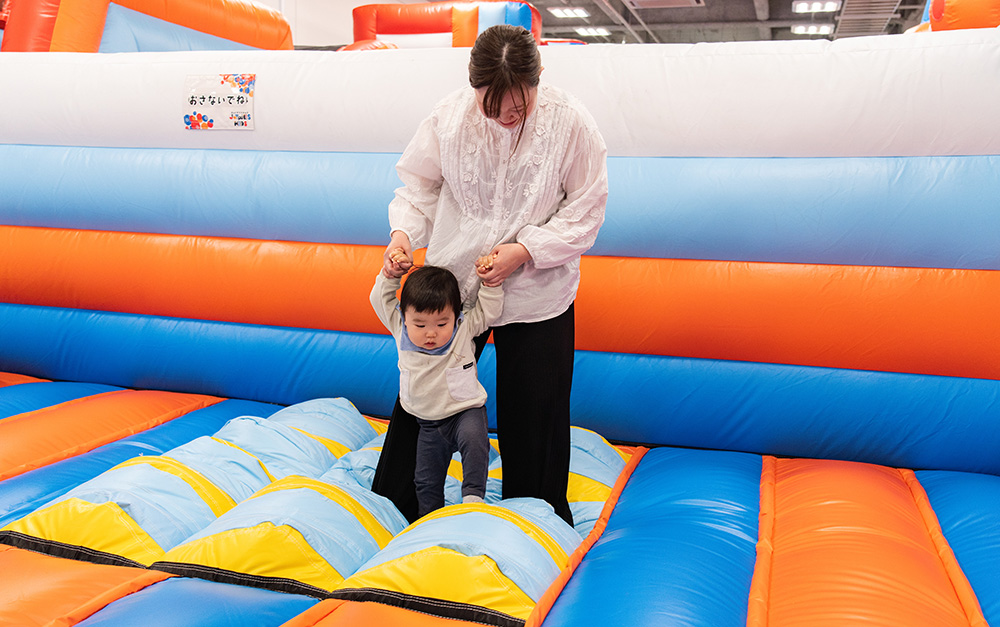 よちふわひろばで遊ぶ親子