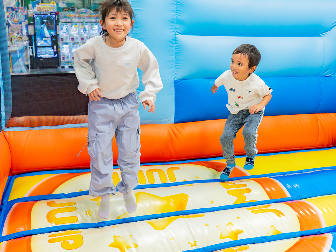 ふわぴょんアドベンチャーであそぶ子供