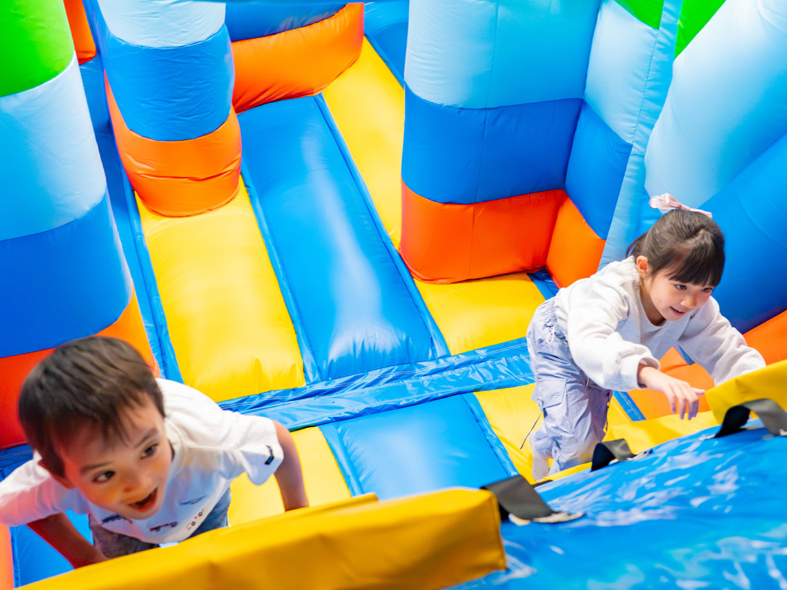 ふわぴょんアドベンチャーであそぶ子供