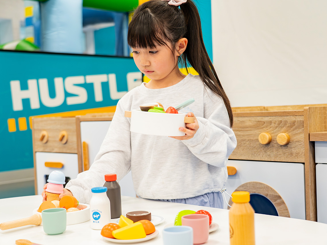 ままごとをする女の子