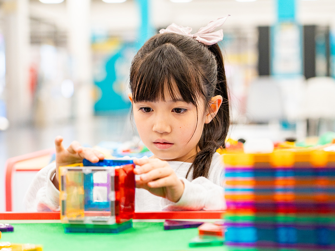 マグネットブロックで遊ぶ女の子イメージ
