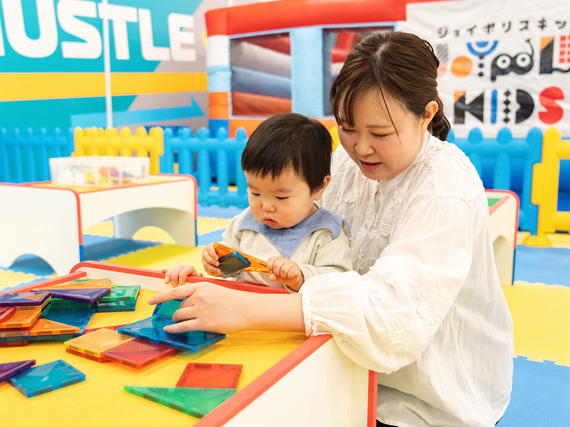 マグネットブロックで遊ぶ親子