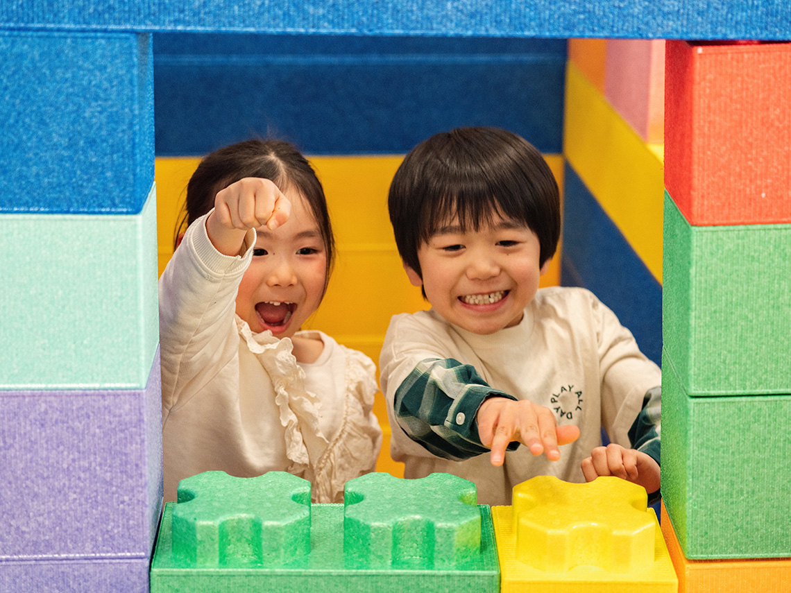 ブロックで遊ぶ子供