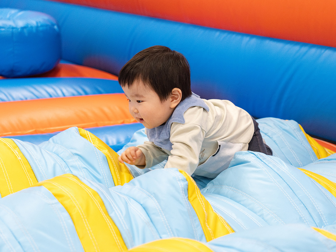 よちふわふろばで遊ぶ子供